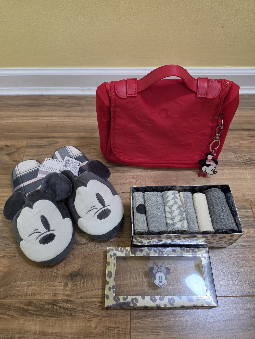 Disney socks box set Women'secret + Mickey Slippers + Mickey Cosmetic Travel Bag